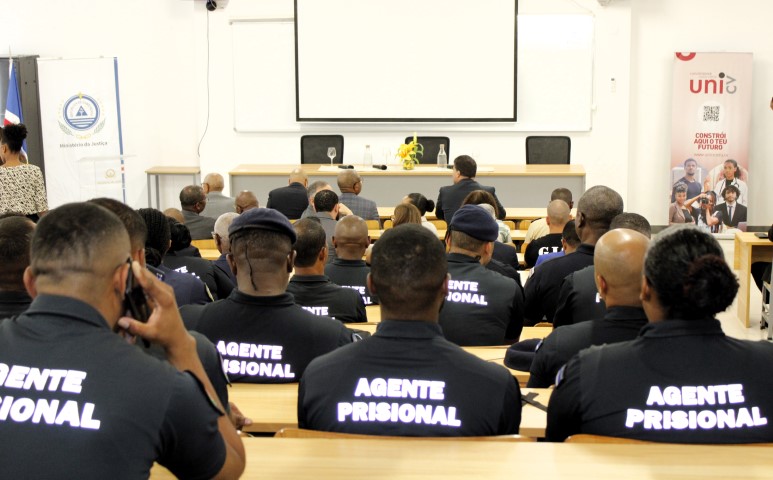 este A M.G 3130 (Pequeno)